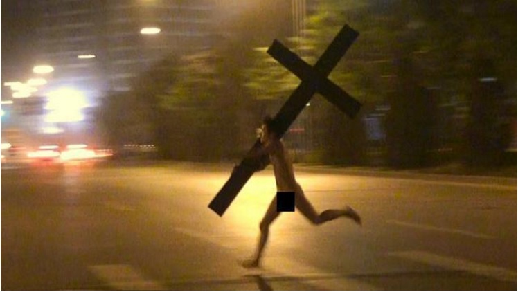 BOLOGNA, ENTRA IN CHIESA NUDO, RUBA LA CROCE E SCAPPA PER STRADA: POI LA FOLLIA TOTALE - 21/03/2017