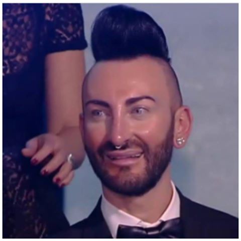 ISOLA DEI FAMOSI - LO INQUADRANO SEMPRE E SUI SOCIAL NON SI FA CHE PARLARE DI LUI: LA REAZIONE DEL WEB E' IMMEDIATA - 22/03/2017