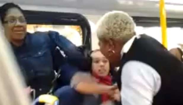 ASCOLTA MUSICA TROPPO ALTA SUL BUS, L'AUTISTA PICCHIA LA RAGAZZINA - VIDEO - 16/11/2012