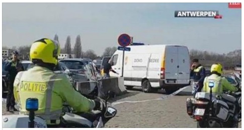BELGIO, AUTO IMPAZZITA A FOLLE VELOCITA' SULLA FOLLA DI PERSONE: ''AVEVA UNA TUTA MIMETICA'' LA SITUAZIONE - 23/03/2017