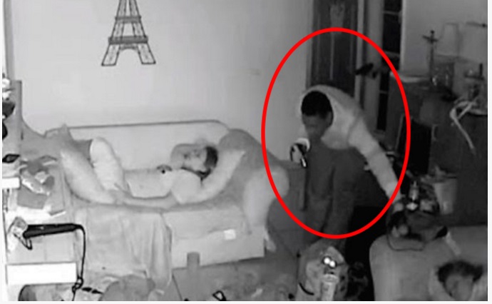 DUE UOMINI ARMATI SONO ENTRATI IN CASA SUA: IL VIDEO DELLA TELECAMERA DI SICUREZZA VI METTERA' I BRIVIDI - 24/03/2017