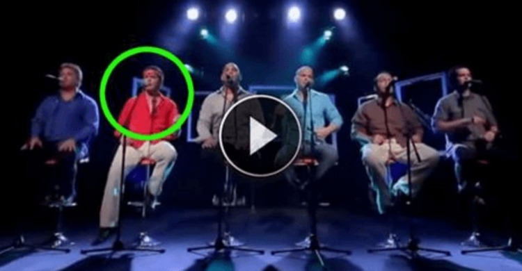 DAVVERO TUTTI MOLTO BRAVI: MA APPENA SI ALZA L'UOMO VESTITO DI ROSSO... FANTASTICO - 22/12/2016