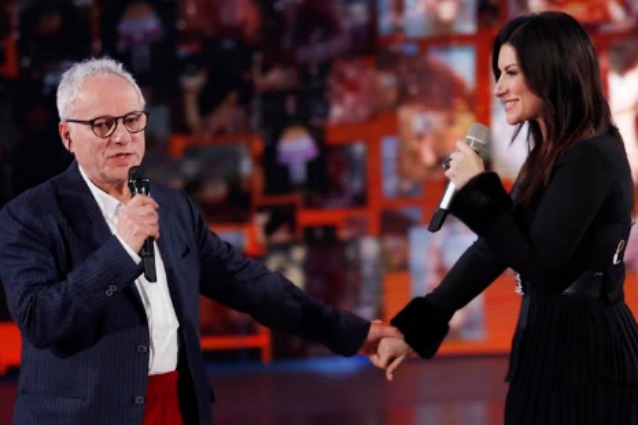 LAURA PAUSINI PIANGE ASCOLTANDO LE PAROLE DEL PADRE: ''SII FELICE E PERDONA I MIEI SBAGLI'' - 22/12/2016