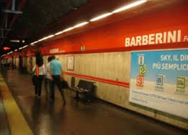 ROMA - RAPINANO UNA DONNA E URLANO ''ISIS'': RISSA E PANICO IN METRO - 17/07/2016