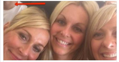 SCATTA UN SELFIE CON LE AMICHE PRIMA DEL VOLO, UN PARTICOLARE LASCIA SENZA PAROLE - 19/06/2016