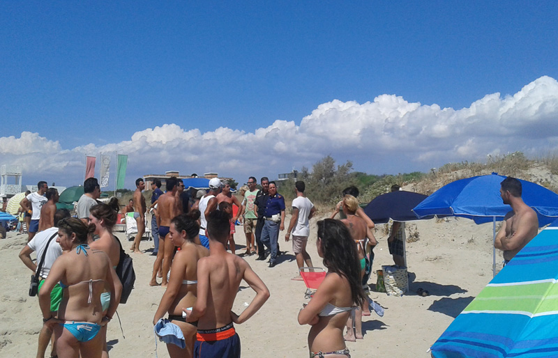 BENGALESI MOLESTANO LA FIGLIA IN SPIAGGIA: IL PADRE HA UNA REAZIONE VIOLENTISSIMA - 19/06/2016