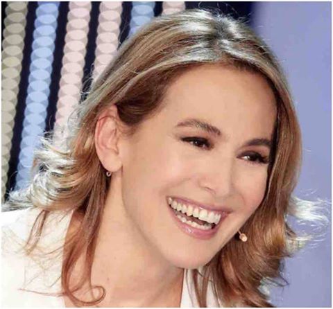 DECIDE DI COMUNICARLO CON QUESTO SCATTO SUL WEB: IL LIETO ANNUNCIO DI BARBARA D'URSO - 10/07/2016