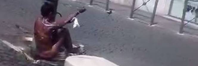 ROMA SHOCK, DONNA NUDA A LARGO ARGENTINA: SI LAVA ALLA FONTANELLA IN PIENO GIORNO - 25/06/2016