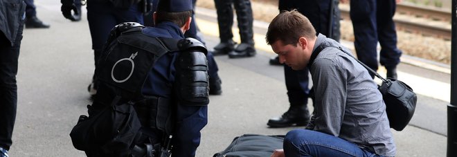 ITALIA-SPAGNA: TROVATO PACCO SOSPETTO PER IL PERCORSO PER ALLO STADIO - E' STATA CHIUSA LA STRADA SANIT DENIS - - 27/06/2016