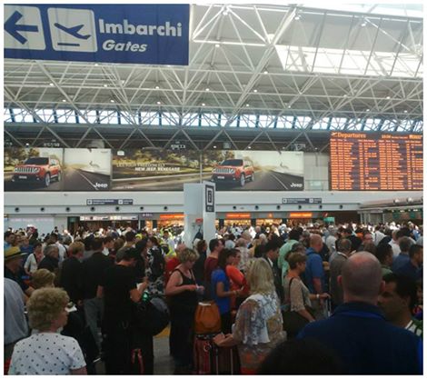 ''EVACUATE L'AEROPORTO'' L'ALLARME DAGLI ALTOPARLANTI E SCATTA IL PANICO A FIUMICINO - 27/06/2016
