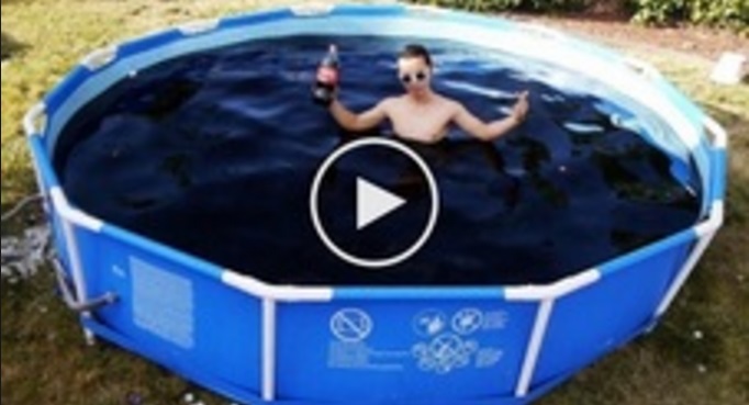 RIEMPIE LA PISCINA CON 5.680 LITRI DI COCA-COLA, LANCIA UN SECCHIO DI MENTOS E SI TUFFA - 30/06/2016