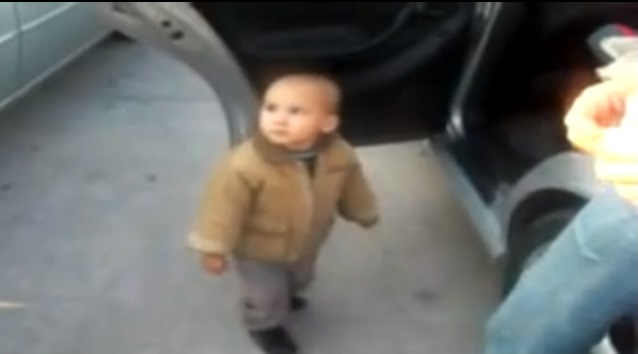 BAMBINO CHE BALLA INCREDIBILMENTE - IL VIDEO FA IMPAZZIRE IL WEB - 30/04/2013