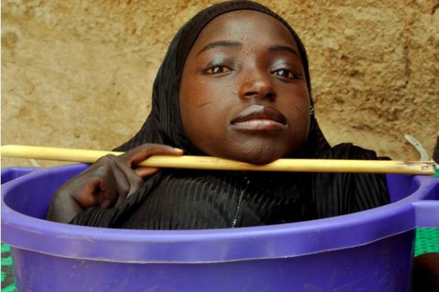 LA DONNA COSTRETTA A VIVERE IN UNA BACINELLA DALL'ETA' DI 6 MESI - 17/10/2016