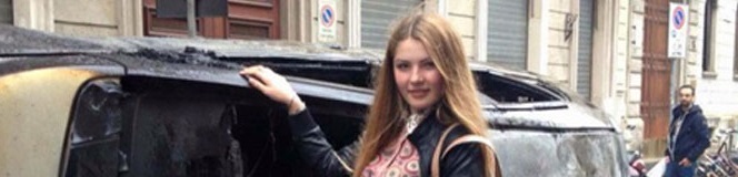 C'E' CHI SI FA IL SELFIE-RICORDO DAVANTI ALLE AUTO BRUCIATE AL CORTEO NO EXPO - 03/05/2015