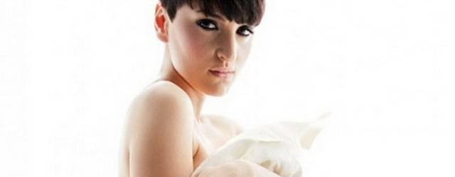 ARISA SI FA UN SELFIE SEDUTA SUL WATER: TUTTI I FAN SCANDALIZZATI - GUARDA - 10/07/2015