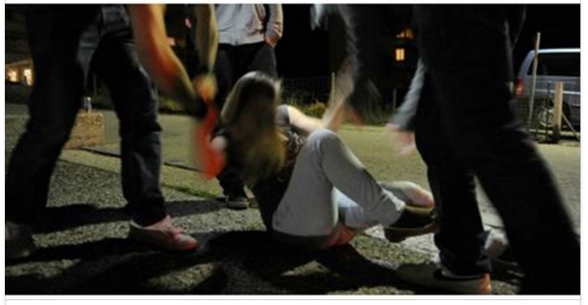 VIOLENTATA NELLE PARTI INTIME CON UNA SBARRA, LA SCOPERTA SHOCK SUL SUO CORPO - 03/05/2016