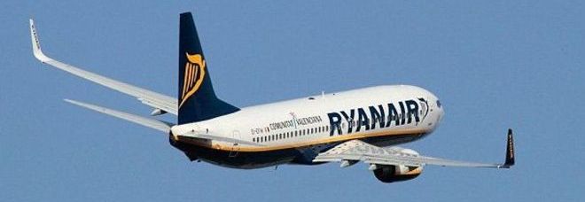 TERRORE SUL VOLO RYANAIR: PASSEGGERO UBRIACO SEMINA IL PANICO A BORDO: ECCO COSA HA FATTO - 28/10/2014