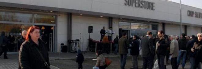 NON DÀ L'EURO DEL CARRELLO AL SUPERMARKET E SI RITROVA LA GOMMA SQUARCIATA - 03/11/2014