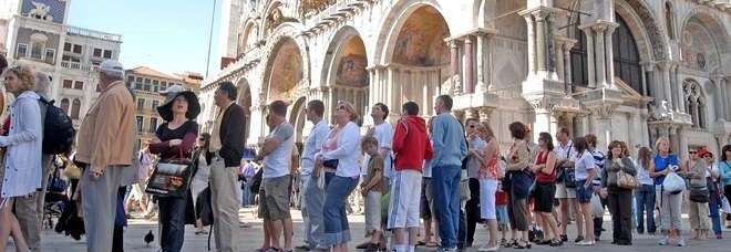 METTE IL SELFIE CON L'AMANTE A VENEZIA SU FACEBOOK PER SBAGLIO: È DIVORZIO - 10/03/2015