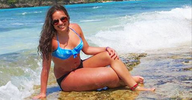 CONDIVIDE UNA NORMALISSIMA FOTO IN SPIAGGIA, MA TUTTI NOTANO QUALCOSA DI STRANO SULLE SUE GAMBE - 18/05/2017