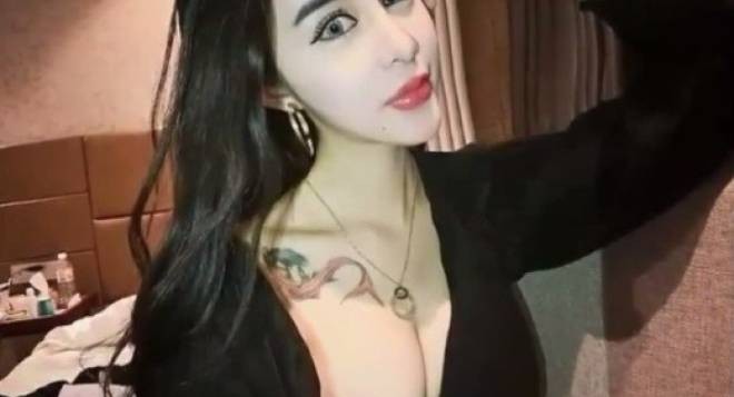 HA SOLO 15 ANNI E PER RICONQUISTARE L'EX RICORRE ALLA CHIRURGIA PLASTICA - FOTO - 16/04/2015