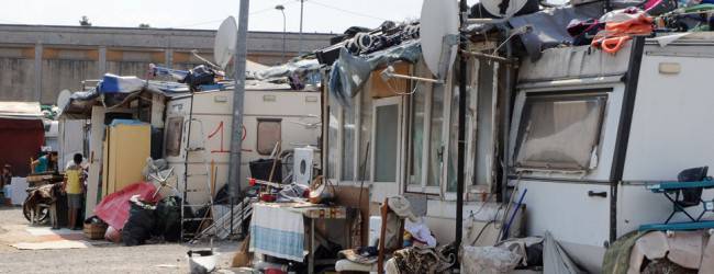 16 FAMIGLIE SGOMBERATE DAL CAMPO ROM. ECCO COSA HANNO TROVATO SUI LORO CONTI CORRENTI - 17/04/2015