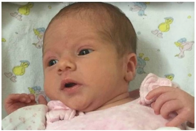 ECCO LA BIMBA ABBANDONATA ALLA FERMATA DELL'AUTOBUS: ''E' BELLISSIMA, CERCHIAMO LA MAMMA...'' - FOTO - 19/07/2017