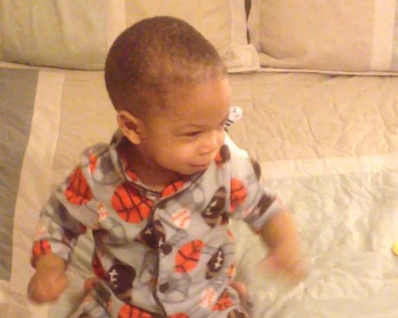 SVEGLIANO IL BAMBINO CON UNA MUSICA CHE PROVIENE DA UN CELLULARE, LA SUA REAZIONE E' DIVERTENTISSIMA - VIDEO - 13/01/2015