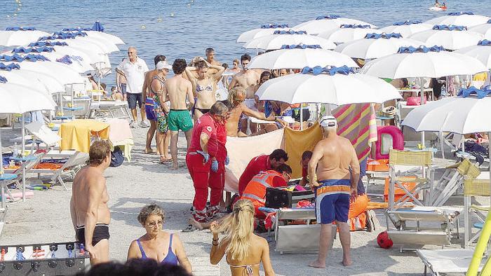 LUCA MUORE IN SPIAGGIA SOTTO L'OMBRELLONE: AVEVA 32 ANNI. E I BAGNANTI FANNO FINTA DI NULLA - 29/07/2015