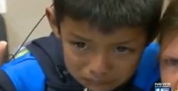 Un bambino sordo sente per la prima volta la voce dei genitori tramite Skype - Video - 02/10/2013