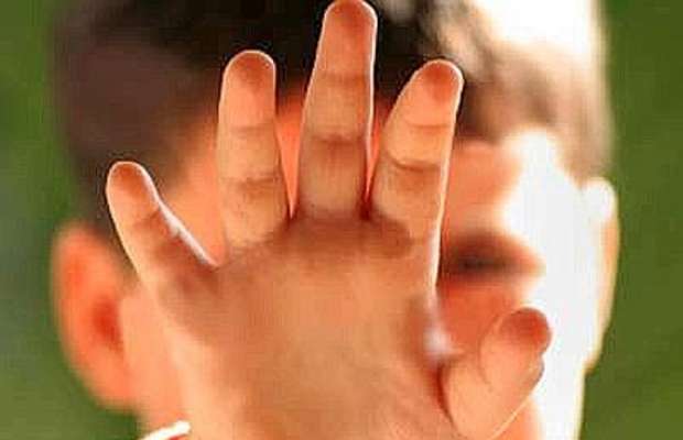 PICCHIA SELVAGGIAMENTE IL FIGLIO NEONATO CON SCHIAFFI E MORSI - 09/10/2013