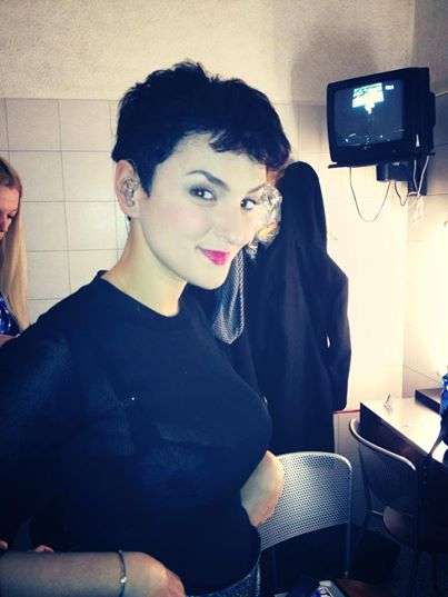 IL GOSSIP VUOLE ARISA INCINTA. ECCO IL PANCINO SOSPETTO SUL PALCO DI SANREMO - FOTO ALL'INTERNO - 19/02/2014