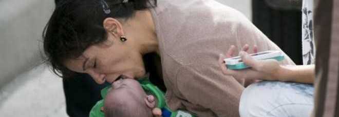 RESPIRAZIONE BOCCA A BOCCA AL NEONATO: LA ZIA GLI SALVA LA VITA, LA FOTO CHOC - FOTO ALL'INTERNO - 21/02/2014