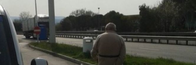 UN LITIGIO, POI IL GESTO FOLLE: ABBANDONA IL PADRE IN AUTOSTRADA - 13/04/2015