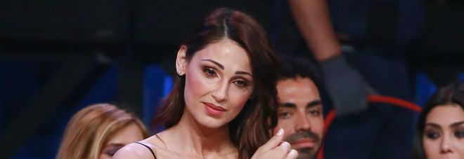 ANNA TATANGELO, LO SPACCO E' VERTIGINOSO: SOTTO LA GONNA SI VEDE TUTTO - 05/05/2016
