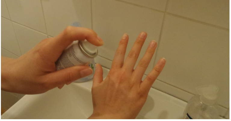 SPRUZZATE DELLA LACCA A 20 CM DI DISTANZA DALLE UNGHIE DELLE MANI E ASPETTATE 2 MINUTI: LAVATEVI LE MANI E ED ECCO COSA ACCADE - 24/05/2017