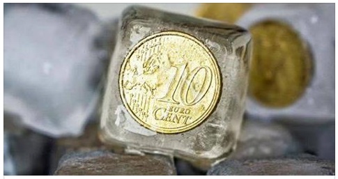 ECCO PERCHE' DOVRESTI SEMPRE METTERE UNA MONETA NEL FREEZER PRIMA DI ANDARE A LETTO - 23/06/2017