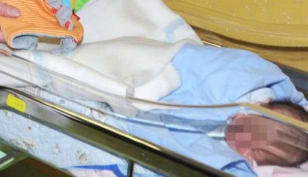 NEONATO NEL WATER, ALEMANNO FA VISITA A EMANUELE: PER LUI PELUCHE E COPERTA - FOTO - 01/01/2013