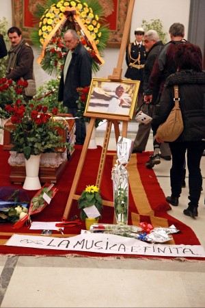 CALIFANO, PIANGE ANCHE IL CIELO DI ROMA. RESSA AI FUNERALI SOTTO LA PIOGGIA - FOTO - 02/04/2013