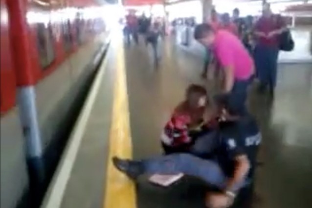 Una ragazza rischia la vita per salvare il suo smartphone - VIDEO SHOCK - 02/04/2013