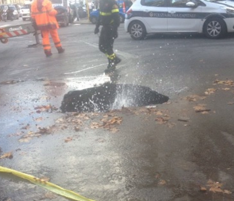 ROMA, SI APRE UNA VORAGINE PER STRADA: ECCO COS'E' ACCADUTO - 22/11/2016