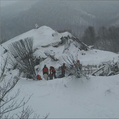 RIGOPIANO, TRE I MORTI ACCERTATI. I VIGILI: ''HOTEL SPAZZATO VIA'' - 19/01/2017
