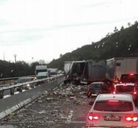ROMA: INCIDENTE SULL'A1 - CAMION SI RIBALTA, ECCO LA DRAMMATICA DESCRIZIONE - 16/09/2016