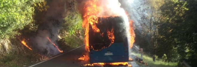 ROMA, A FUOCO BUS COTRAL CON STUDENTI A BORDO - FOTO - 02/05/2016