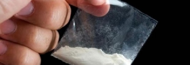 ENTRA IN CASERMA E MOSTRA AGLI AGENTI LA DROGA, IL MOTIVO E' ASSURDO - 01/05/2016