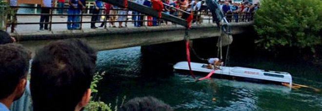 BUS SCOLASTICO PRECIPITA IN UN CANALE AL RITORNO DALLA GITA, MORTE 14 PERSONE: 6 BAMBINI - 06/06/2016