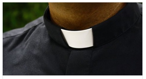 SI INNAMORA DEL PRETE E PROVA A FARCI SESSO: ECCO L'INCREDIBILE REAZIONE L'UOMO - 09/06/2016