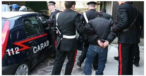 ARRESTATO GIOVANE E AMATISSIMO CANTANTE: IL TALENTO ERA UBRIACO E AVEVA DROGA - ECCO COSA RISCHIA L'ISOLO DELLE RAGAZZE - 19/07/2017