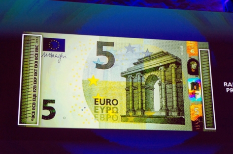 ECCO LA NUOVA BANCONOTA DA 5 EURO: 'IN CIRCOLAZIONE GIÀ DA GIOVEDÌ' - FOTO - 30/04/2013