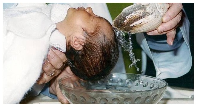 VIENE BATTEZZATA E L'ACQUA BATTESIMALE ASSUME LA FORMA DEL ROSARIO... - 20/11/2016
